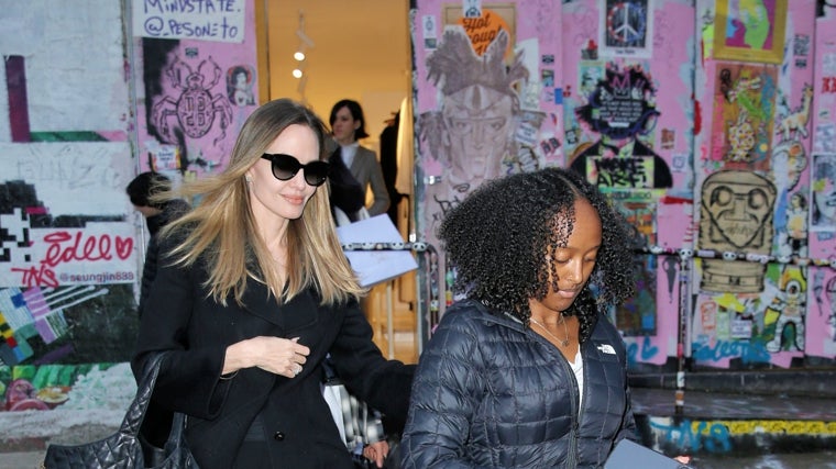 Angelina Jolie con su hija Zahara en Nueva York