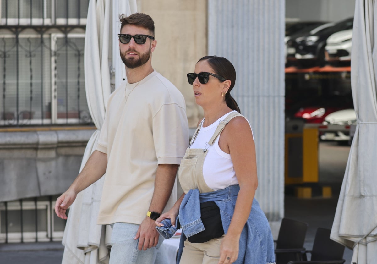 David Fernández y Anabel Pantoja, paseando por Madrid el pasado mes.