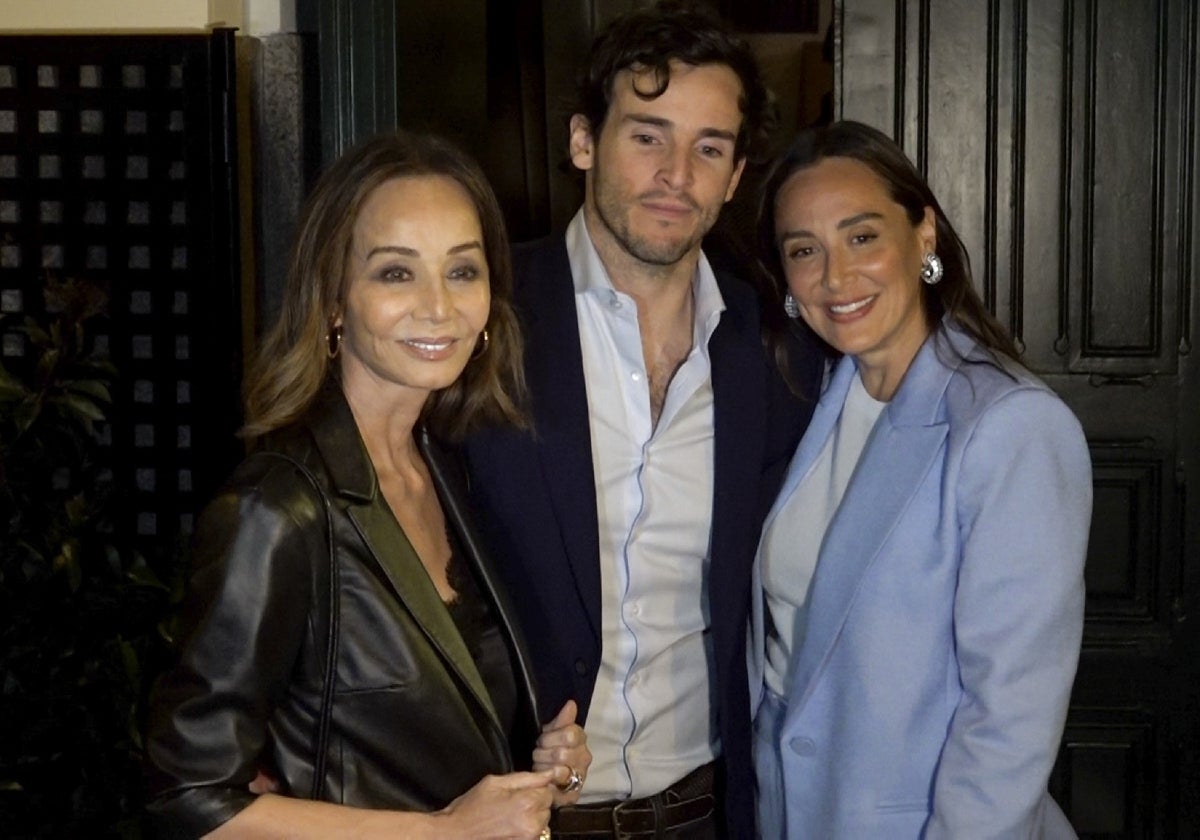 Isabel Preysler, Íñigo Onieva y Tamara Falcó posan a las puertas de Casa Salesas.