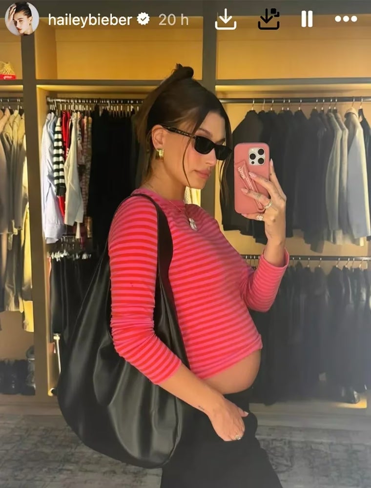 Hailey Bieber mostrando su vientre