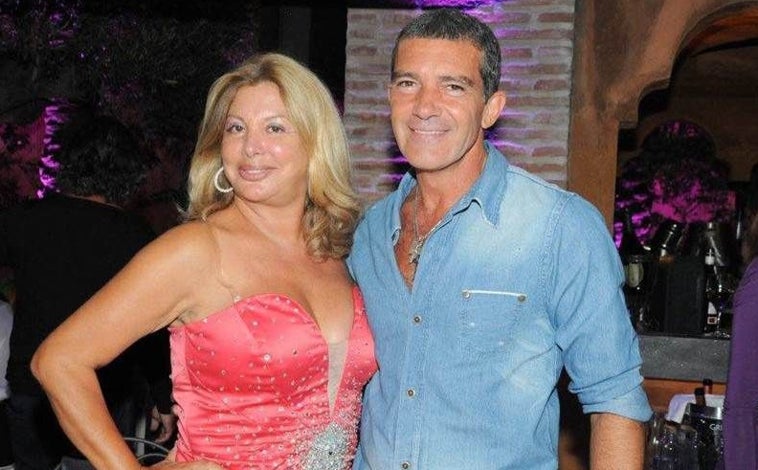 Imagen principal - Arriba, Olivia Valère junto a Antonio Banderas. Izquierda, la reina de la noche marbellí con Bruce Willis. Derecha, Paris Hilton ejerciendo de DJ en la discoteca