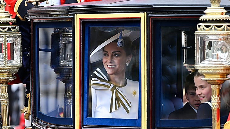 Kate Middleton en el carruaje junto a sus tres hijos en el desfile del Trooping the Colour