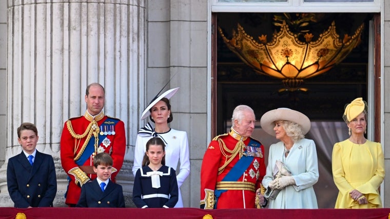 La Familia Real británica han salido al balcón de Buckingham para presenciar las acrobacias de los aviones