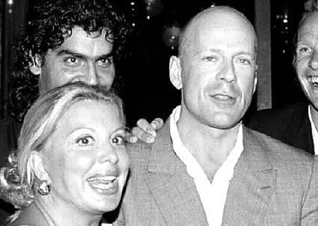 Imagen secundaria 1 - Arriba, Olivia Valère junto a Antonio Banderas. Izquierda, la reina de la noche marbellí con Bruce Willis. Derecha, Paris Hilton ejerciendo de DJ en la discoteca