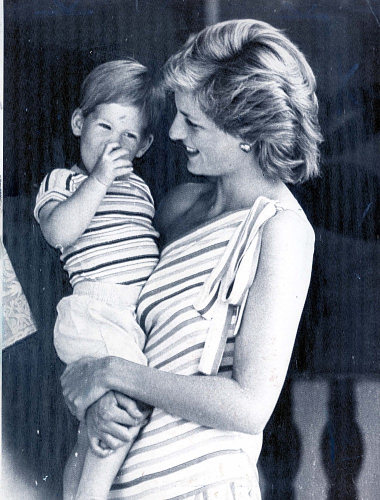 El Príncipe Harry junto a su madre, Lady Di en 1986