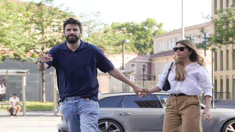 Piqué y Clara Chía aparecen juntos y enamorados en el juicio contra el paparazzi Jordi Martín