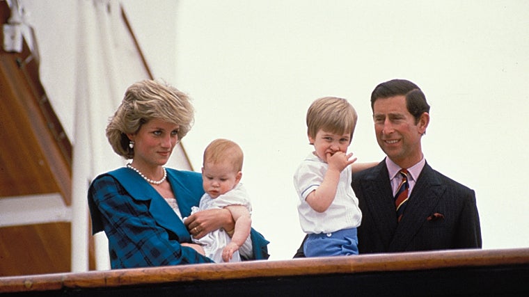 La Princesa Diana, el Príncipe Harry, el Príncipe William y el Rey Carlos III (entonces Príncipe de Gales)