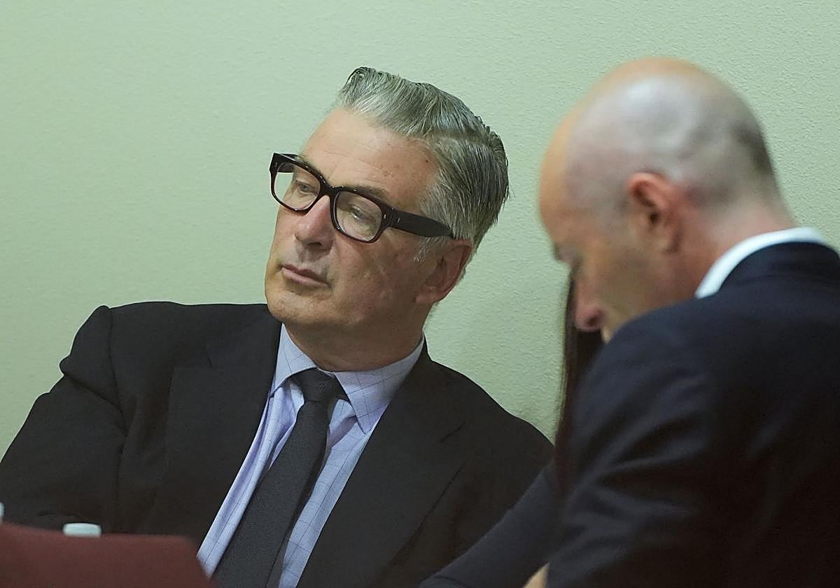 El actor Alec Baldwin, junto a sus abogados, en el juicio de este viernes