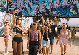 Una villa de 'influencers', estrellas musicales y piscina: así se prepara Cullera para el Zevra Festival
