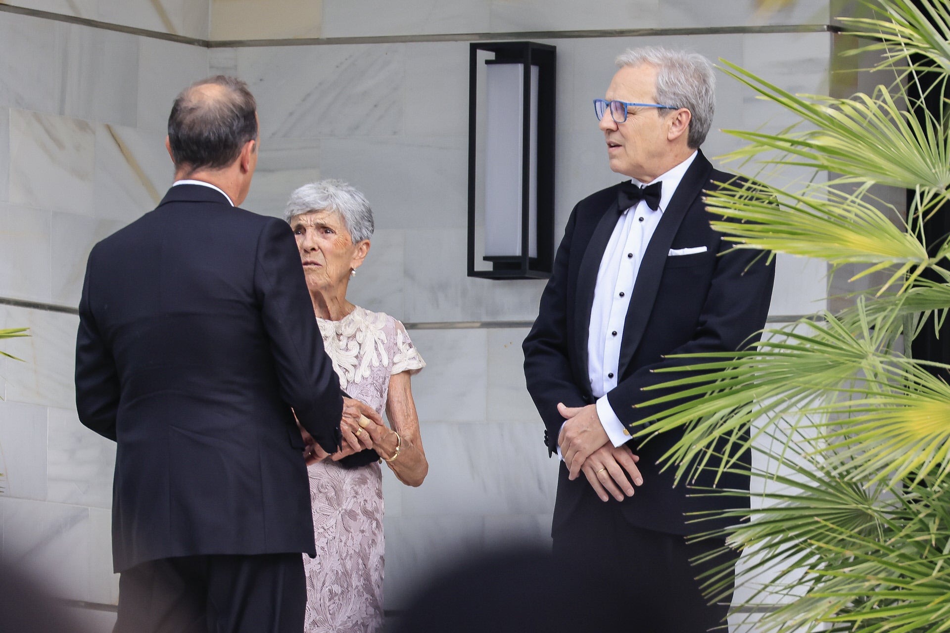 Invitados llegando a la boda