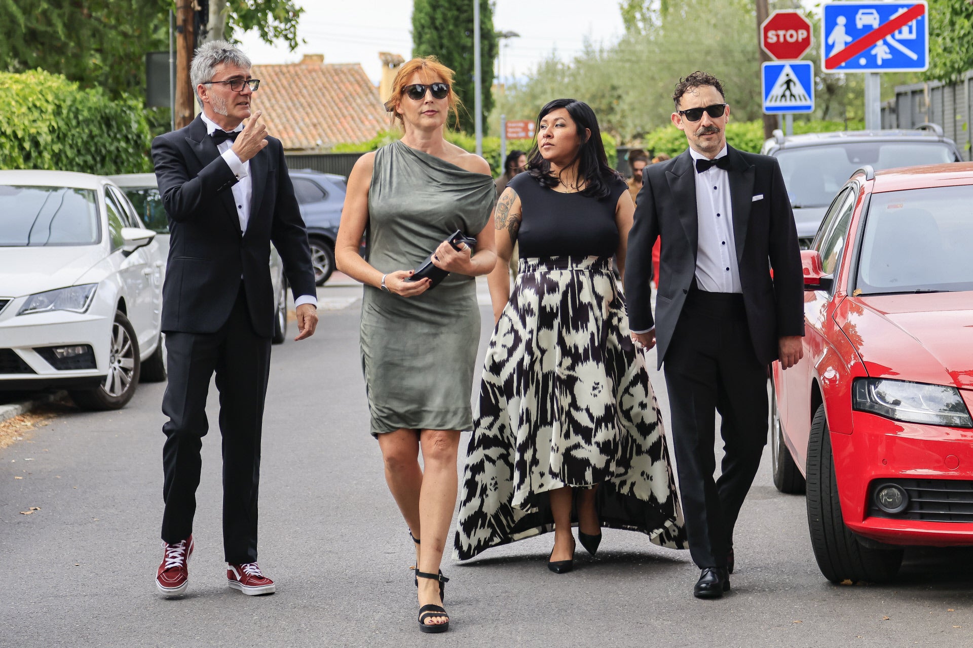 Invitados llegando a la boda