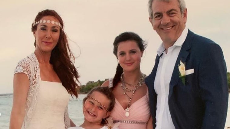 La boda de Carlos y Patricia junto a sus dos hijas