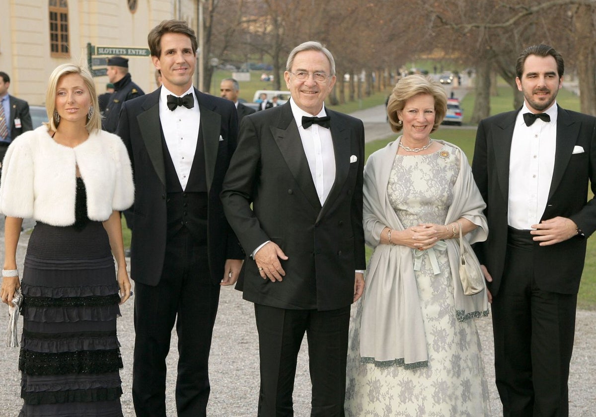 Constantino y Ana María de Grecia junto a sus hijos