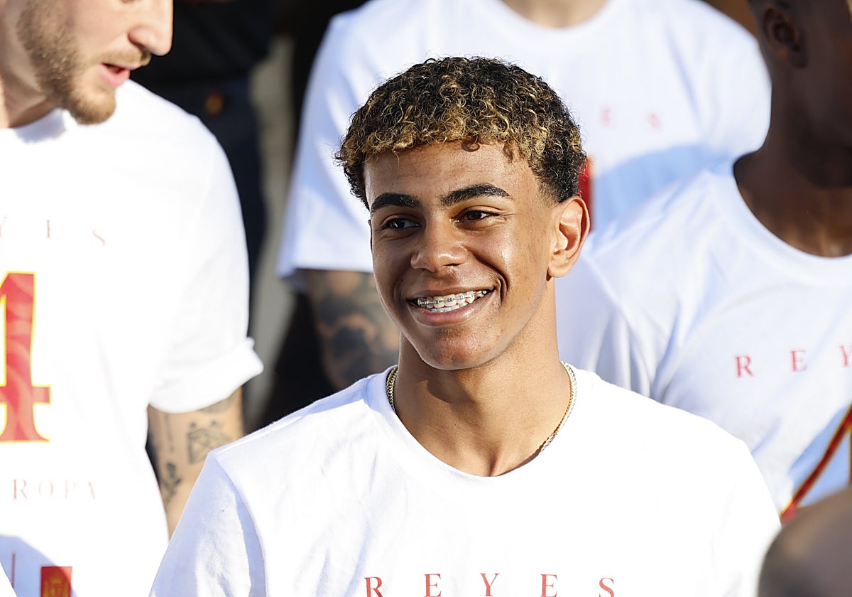 Lamine Yamal durante la celebración por la Eurocopa