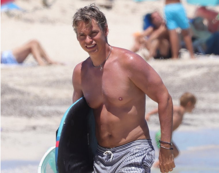 Carlos Baute, con una tabla de surf en Formentera.