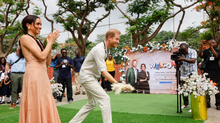 Harry y Meghan durante su visita a Nigeria