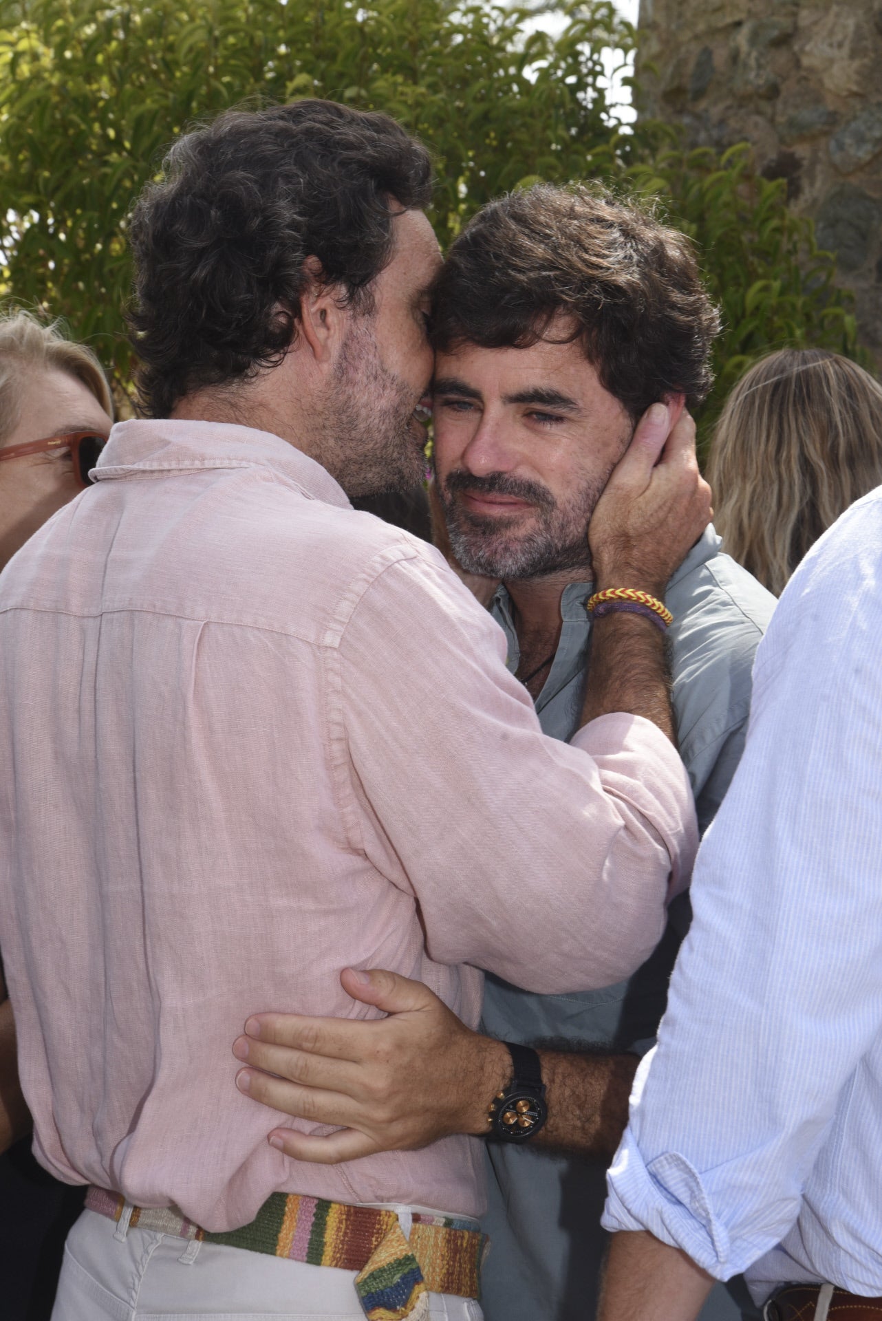 Antonio Matos recibió el consuelo de sus familiares y amigos tras el fallecimiento de su esposa, Caritina Goyanes