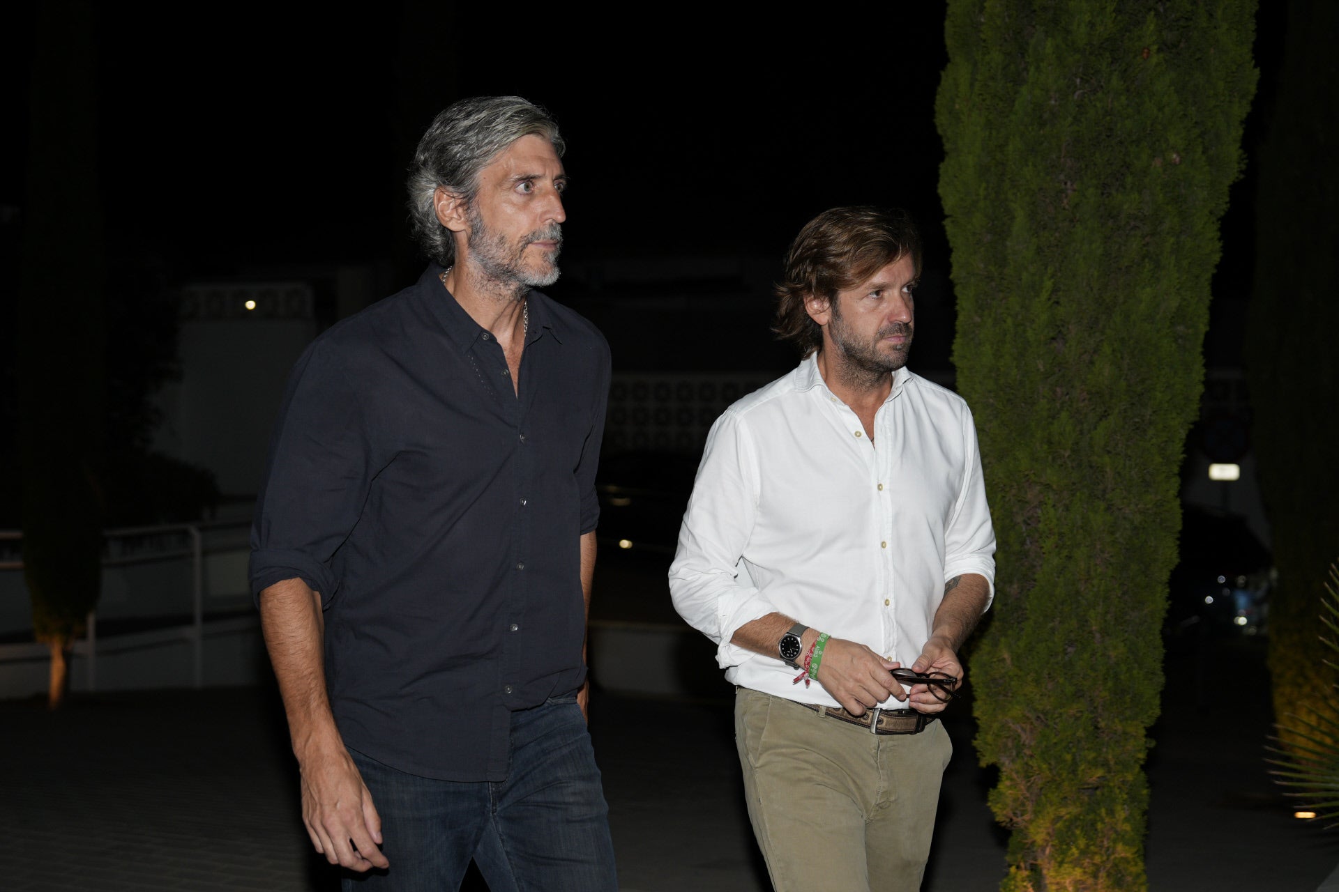 Alfonso de Borbón y Rosauro Varo llegan a la capilla ardiente