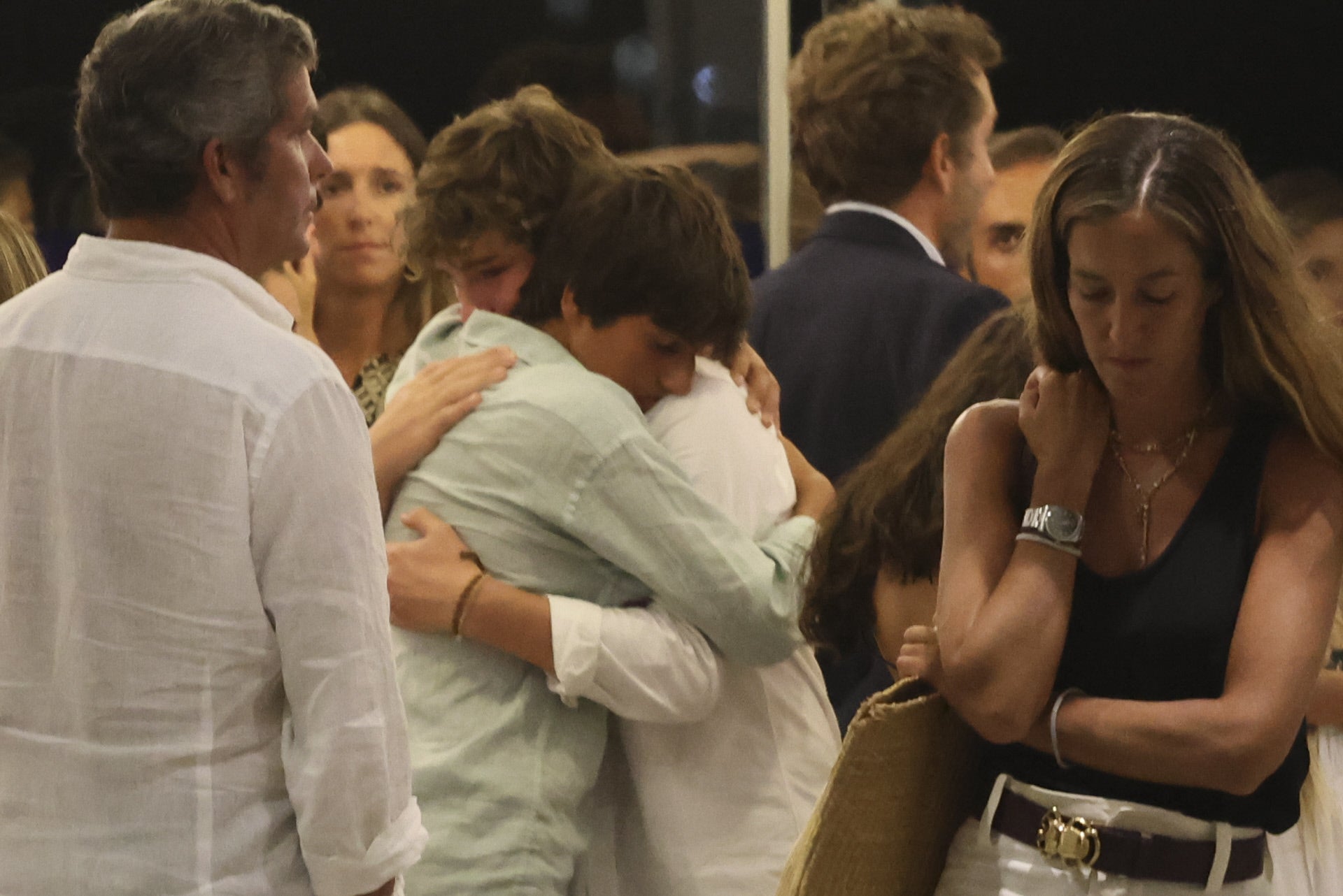 El hijo de Caritina, Pedro (13 años), recibe el consuelo de un amigo