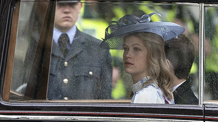 Lady Louise llegando a la coronación de su tío, el Rey Carlos III