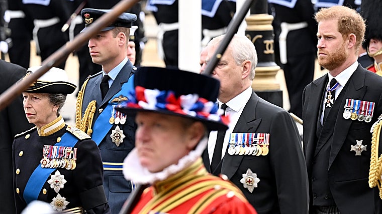 Princesa Ana, Príncipe Guillermo, Príncipe Andrés y Príncipe Harry durante el funeral de Isabel II, 2022