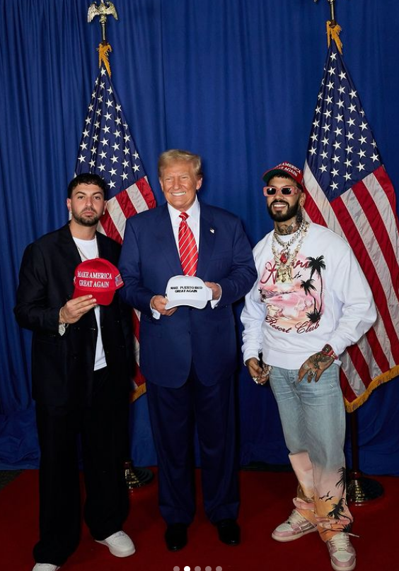 J. Quiles, Donald Trump y Anuel posan con unas gorras cuyo lema dice: «Make America great again»