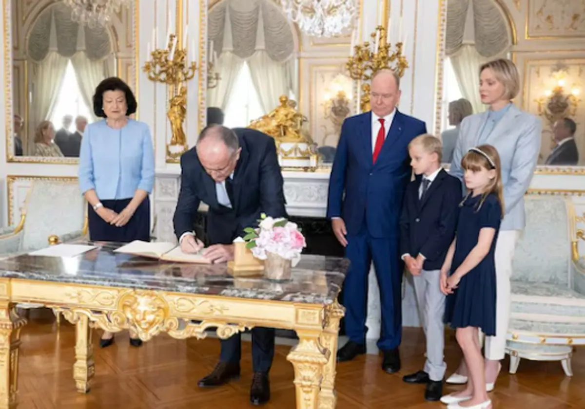 Los pequeños Jacques y Gabriella, junto a sus padres, Alberto y Charlène de Mónaco, en su debut.