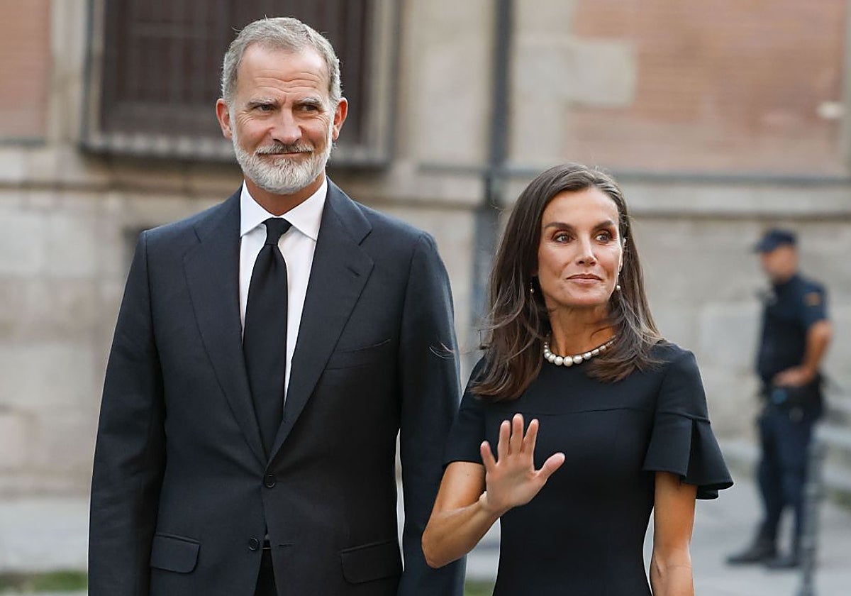 Los Reyes de España llegando a la misa funeral de Juan Gómez-Acebo