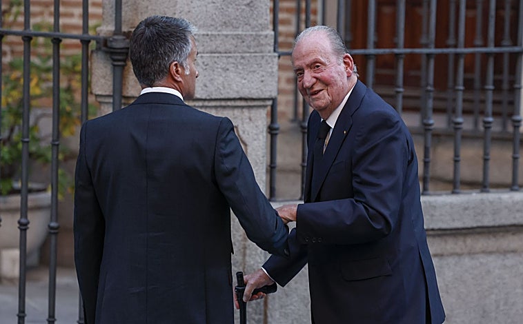 Imagen principal - Arriba, Don Juan Carlos de Borbón llegando a la misa funeral de su sobrino Juan Gómez-Acebo. Izquierda, Doña Sofía. Derecha, la Infanta Cristina