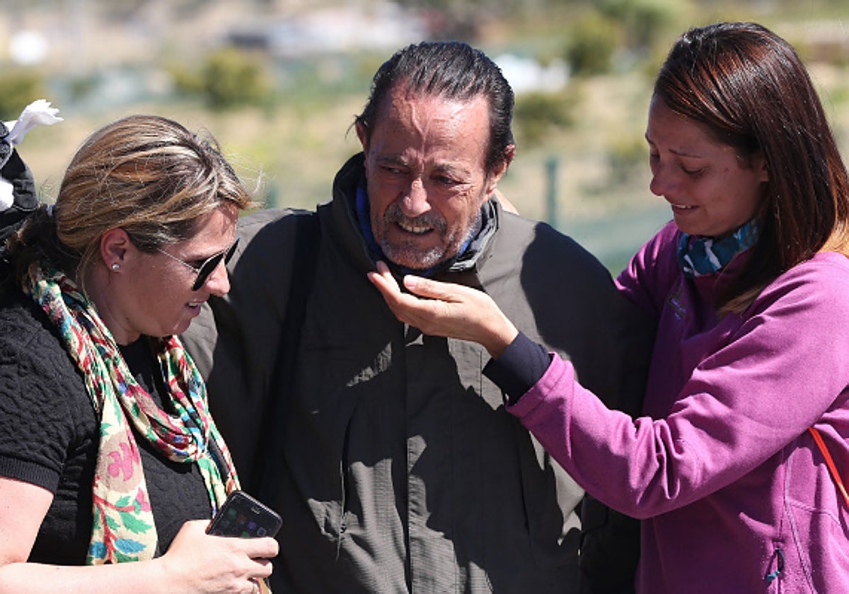 Julián Muñoz junto a sus hijas, Elia y Eloísa