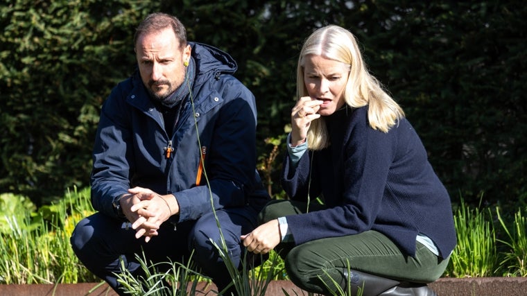 El tenso encuentro de Haakon y Mette-Marit con la prensa: una carretilla como barricada y el silencio como escudo