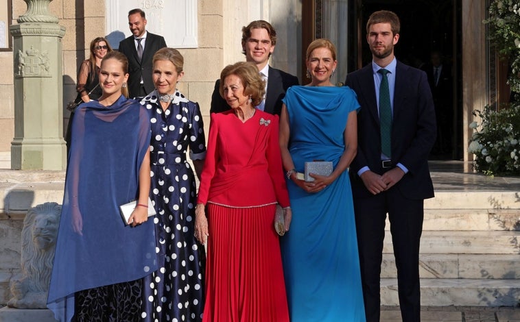 Imagen principal - Arriba, Doña Sofía junto a sus hijas, las Infantas Cristina y Elena y sus nietos, Irene, Juan y Miguel Urdangarín. Izquierda, Pablo de Grecia acompañando a la novia, Teodora, a la entrada de la iglesia. Derecha, Ana María de Dinamarca, madre de la novia, junto a su hijo Nicolás