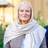 La prensa noruega arremete contra Mette-Marit tras salir de compras con su hijo, Marius Borg, en medio del escándalo