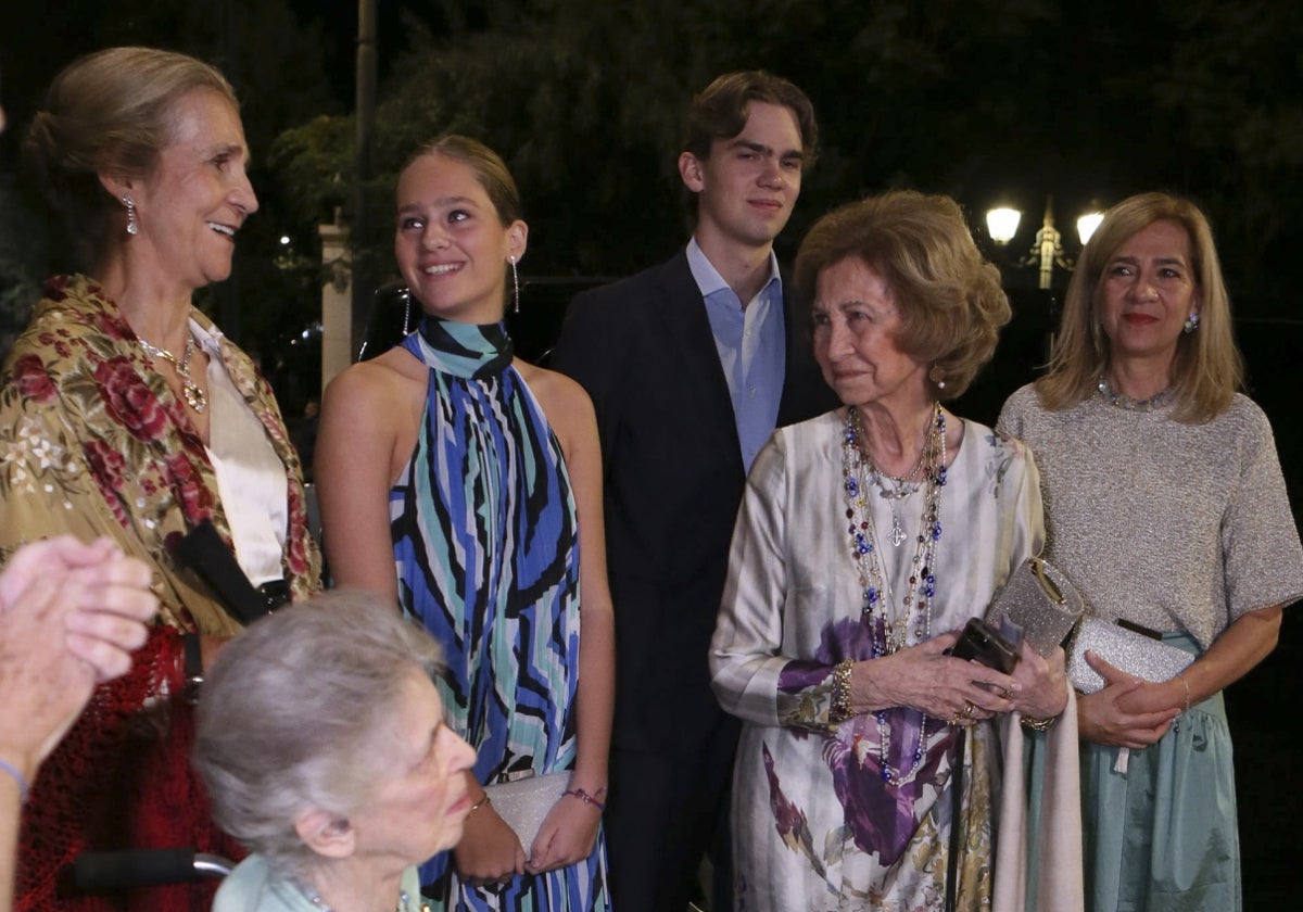 Doña Sofía con sus hijas, las infantas Cristina y Elena, y sus nietos, Irene y Miguel Urdangarin, en Grecia