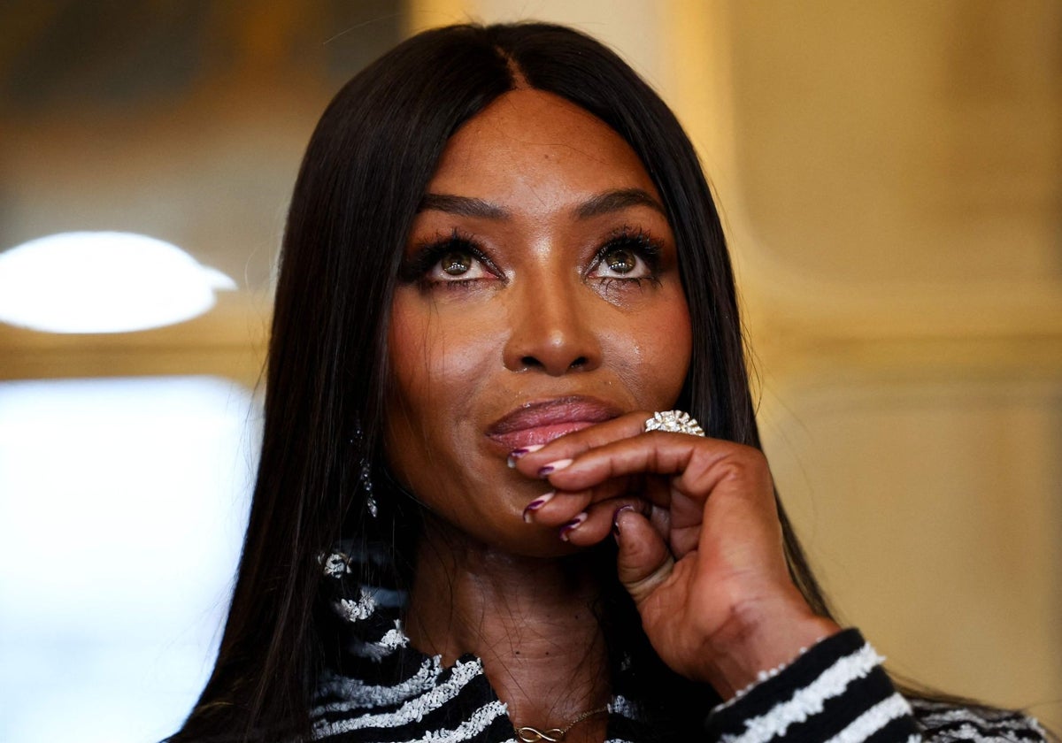 Naomi Campbell llorando tras recibir el título de Caballero de la Orden de las Artes y las Letras en París