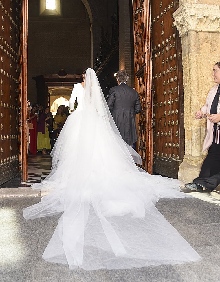 Imagen de la novia entrando en el templo de la mano de su padre.