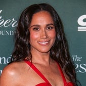 Meghan Markle siembra la polémica con su nueva aparición sin el Príncipe Harry y con su vestido rojo