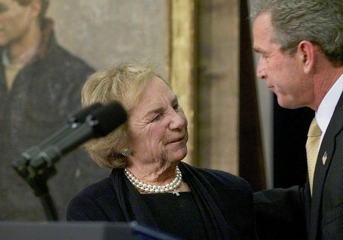 Ethel Kennedy en una imagen con el expresidente de EE.UU. George W. Bush