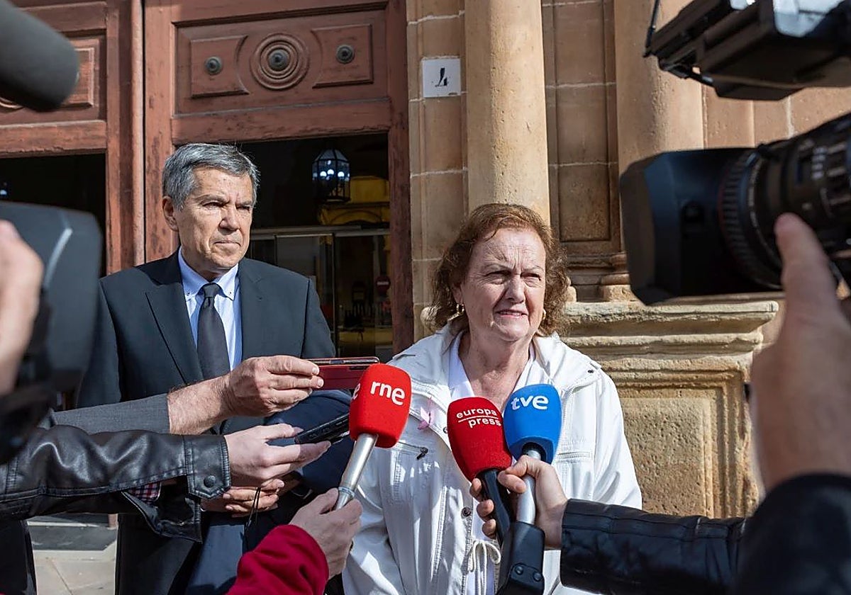 Rosario Bermudo, junto a su abogado, Fernando Osuna, a las puertas de la Audiencia Provincial de Soria