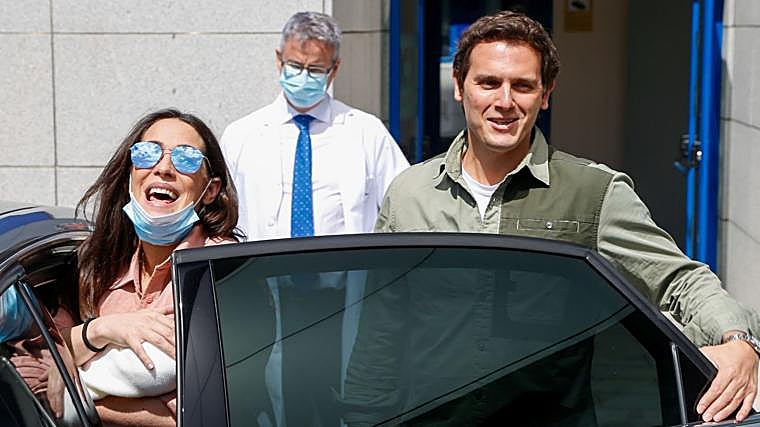 Malú y Albert Rivera durante la presentación antes los medios de su hija Lucía Rivera Sánchez en Móstoles