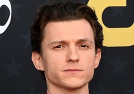 Tom Holland celebra sus dos años sobrio lanzando una cerveza (sin alcohol)