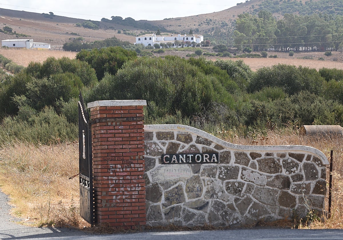 Entrada de la finca ganadera Cantora.