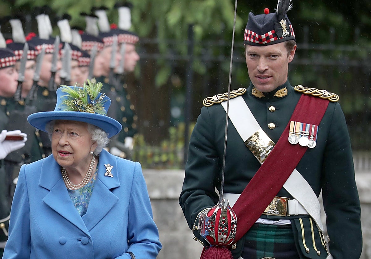 Johnny Thompson, escoltando a la Reina Isabel II en un desfile militar.