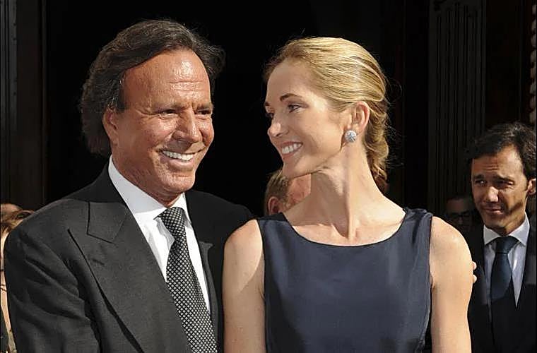 La mujer de Julio Iglesias, Miranda Johanna Rijnsburguer, es quien administra su extenso patrimonio