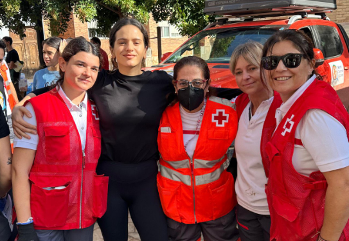 La cantante Rosalía junta a varias trabajadoras de Cruz Roja en Lugar Nuevo de la Corona (Valencia) para ayudar a los afectados