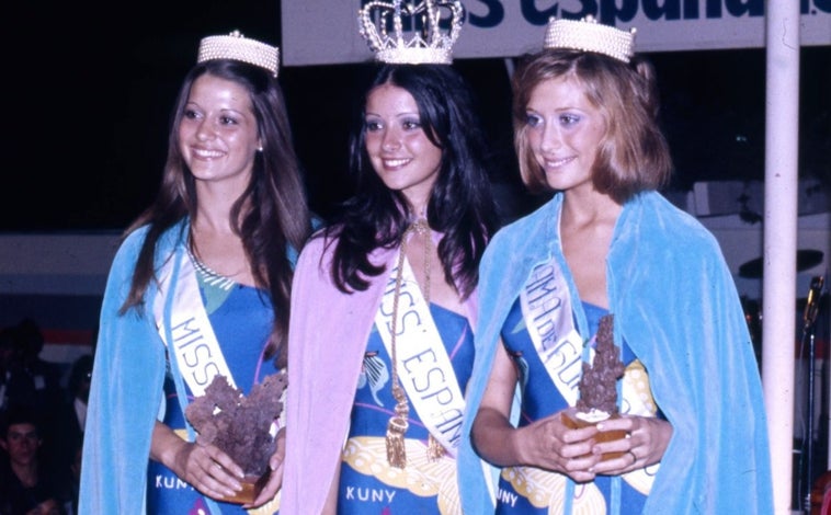 Imagen principal - Arriba, Amparo Muñoz tras ganar Miss España. Izquierda, la joven andaluza siendo coronada tras convertirse en Miss Universo 1974. Derecha, una instantánea que se tomó mientras grababa unas de las decenas de películas que hizo