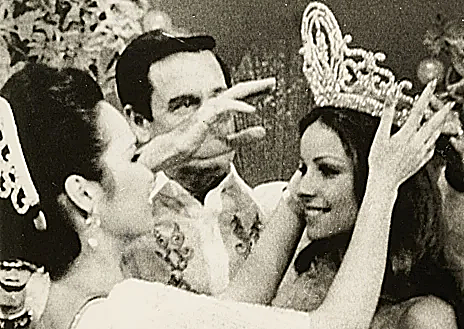 Imagen secundaria 1 - Arriba, Amparo Muñoz tras ganar Miss España. Izquierda, la joven andaluza siendo coronada tras convertirse en Miss Universo 1974. Derecha, una instantánea que se tomó mientras grababa unas de las decenas películas que hizo
