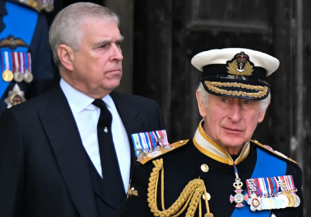 El Príncipe Andrés y el Rey Carllos III, durante el funeral de la Reina Isabel II.