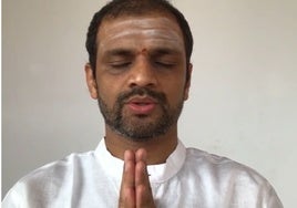 Muere a los 53 años Sharath Jois, el profesor de yoga de famosos como Gwyneth Paltrol, Madonna o Sting