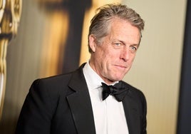 La vida personal de Hugh Grant, invitado en 'El Hormiguero' hoy: mujer, cinco hijos y el escándalo sexual que afectó su carrera